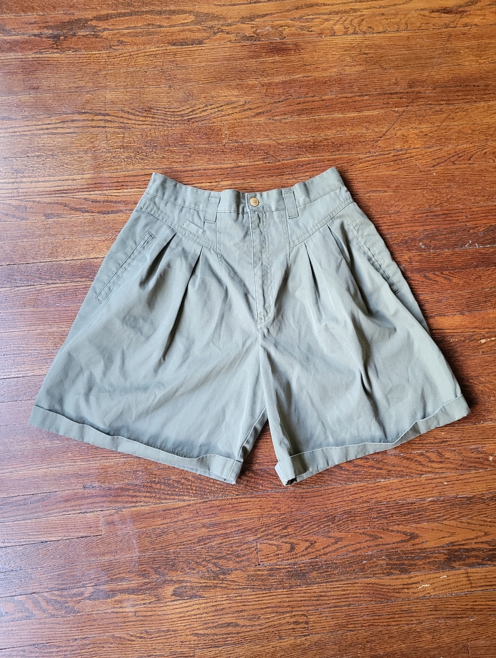 New AVENUE Pleated High Waisted Shorts size 14 Army Green Casual Summery